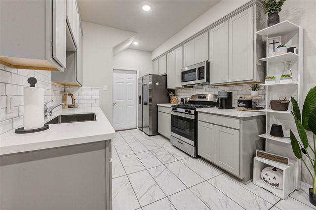 522 N 6th Street, La Porte, TX 77571