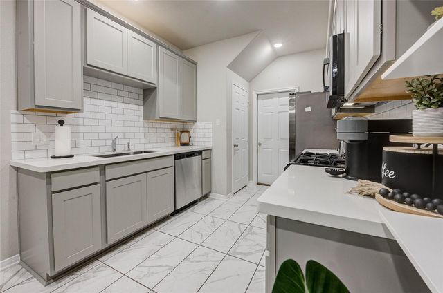 522 N 6th Street, La Porte, TX 77571