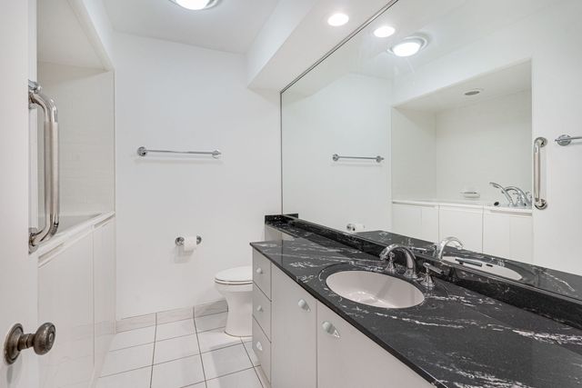 6400 N Cicero Avenue 212, Lincolnwood, IL 60712