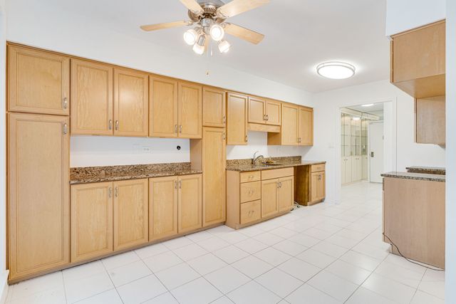6400 N Cicero Avenue 212, Lincolnwood, IL 60712