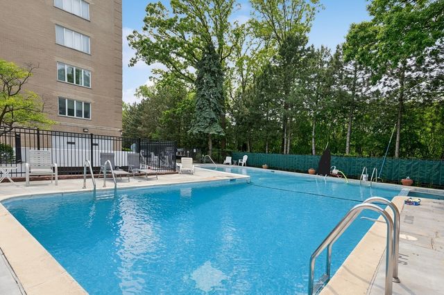 6400 N Cicero Avenue 212, Lincolnwood, IL 60712
