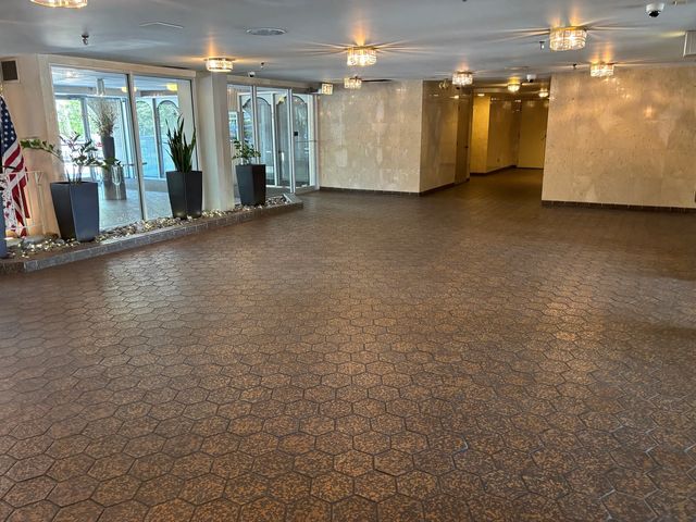 6400 N Cicero Avenue 212, Lincolnwood, IL 60712