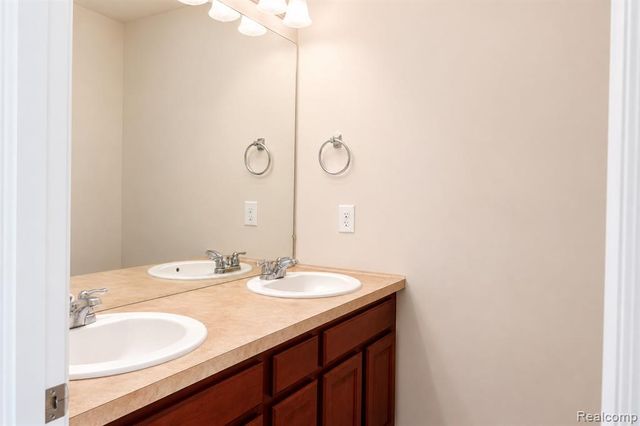 2940 Glenbar Circle, Rochester Hills, MI 48307