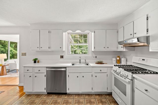 21 Freeport Dr, Burlington, MA 01803