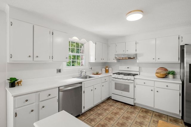 21 Freeport Dr, Burlington, MA 01803