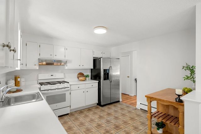 21 Freeport Dr, Burlington, MA 01803