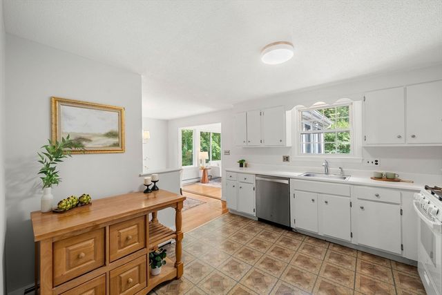21 Freeport Dr, Burlington, MA 01803