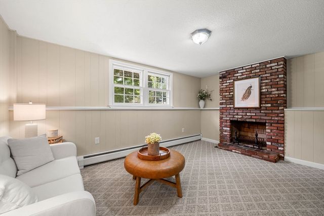 21 Freeport Dr, Burlington, MA 01803