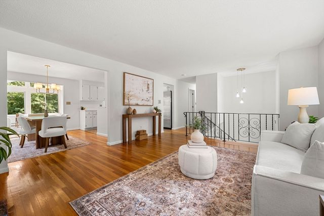 21 Freeport Dr, Burlington, MA 01803