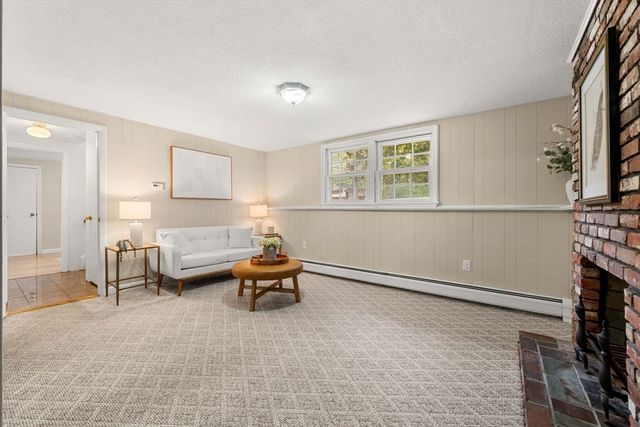 21 Freeport Dr, Burlington, MA 01803