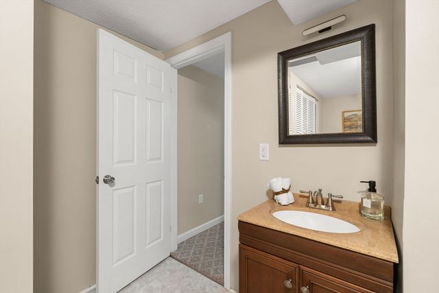 21 Freeport Dr, Burlington, MA 01803
