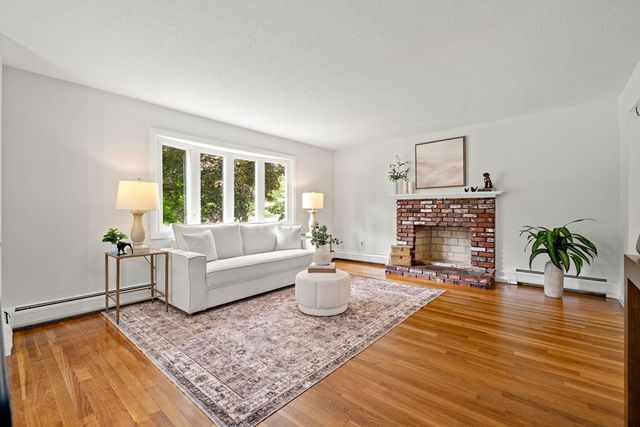 21 Freeport Dr, Burlington, MA 01803