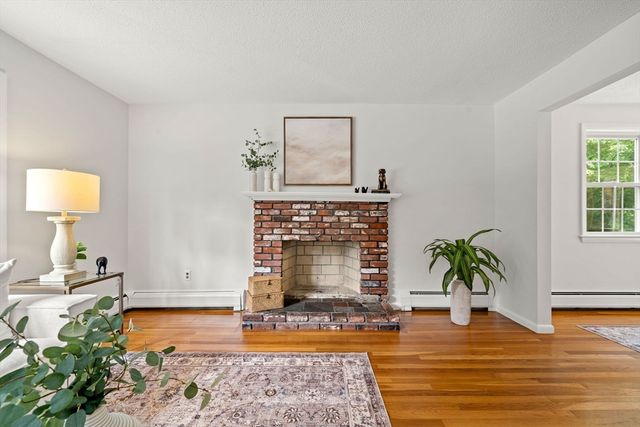 21 Freeport Dr, Burlington, MA 01803