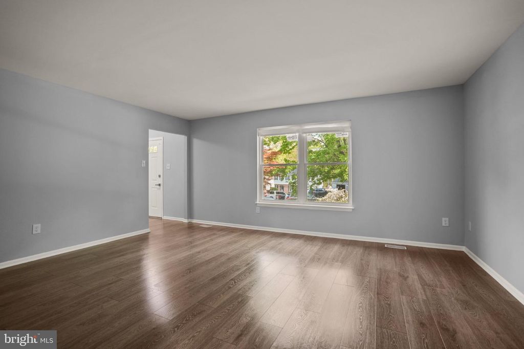 Image 19 of property listing at 10 IRON BOLT CT, Catonsville, MD 21228