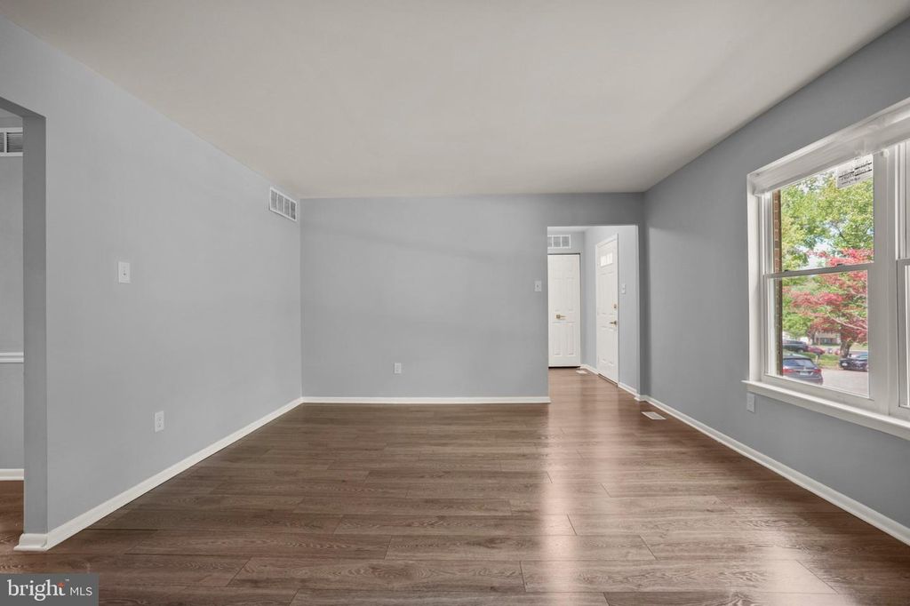 Image 20 of property listing at 10 IRON BOLT CT, Catonsville, MD 21228