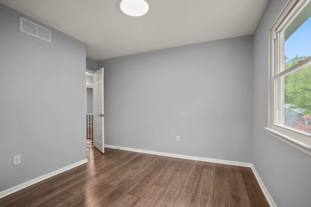 Image 38 of property listing at 10 IRON BOLT CT, Catonsville, MD 21228