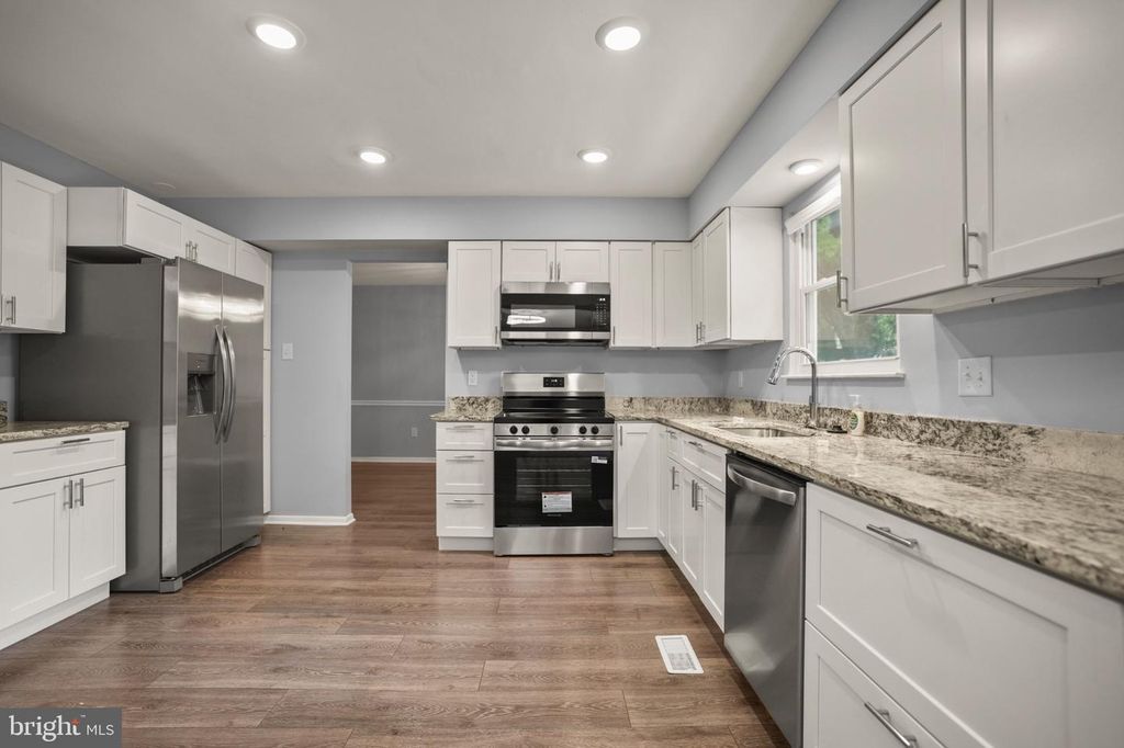 Image 9 of property listing at 10 IRON BOLT CT, Catonsville, MD 21228