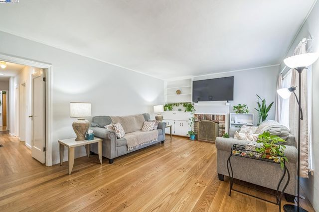 7525 Circle Hill Dr, Oakland, CA 94605
