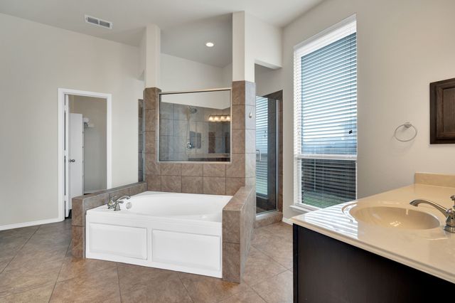 100 Windsor Circle, Waxahachie, TX 75165