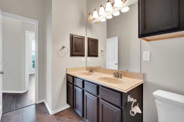 100 Windsor Circle, Waxahachie, TX 75165
