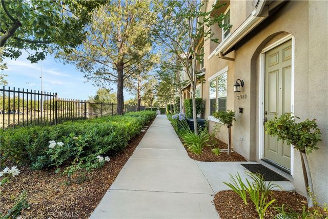 27249 Riverview Lane, Valencia, CA 91354