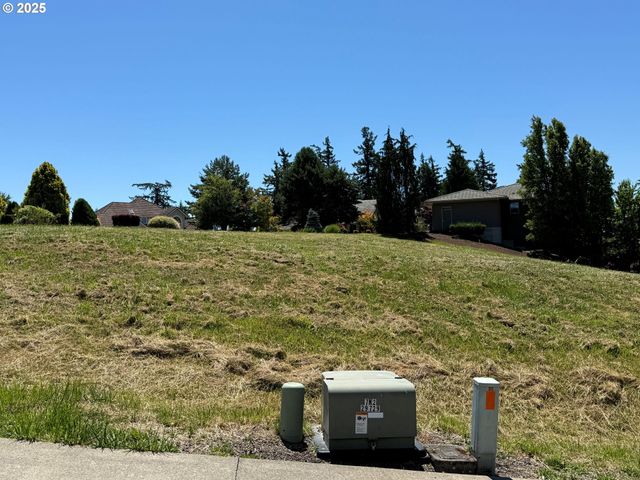 1 CENTER Ct, Longview, WA 98632