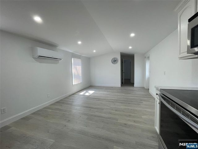 10 3rd Street, Wayne, NJ 07470