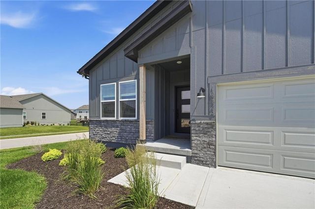 9014 SW 4TH Street, Blue Springs, MO 64064