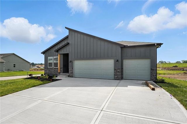 9014 SW 4TH Street, Blue Springs, MO 64064
