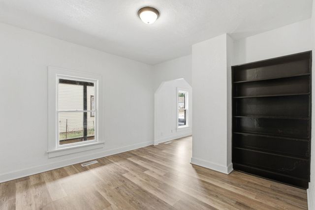 611 S Hydraulic St, Wichita, KS 67211