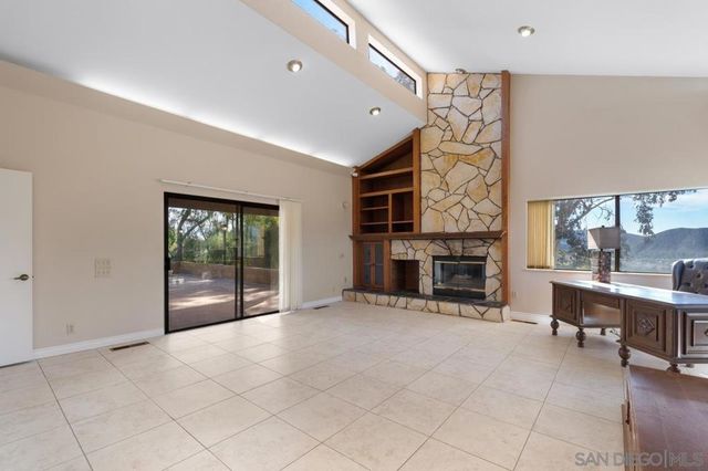 2665 Kauana Loa Dr, Escondido, CA 92029