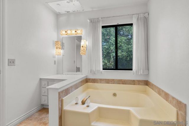 2665 Kauana Loa Dr, Escondido, CA 92029