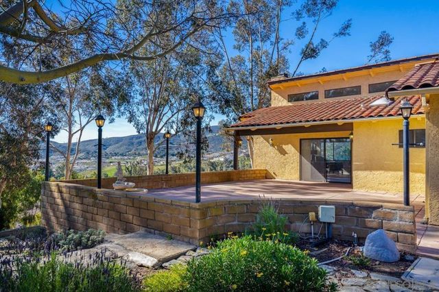 2665 Kauana Loa Dr, Escondido, CA 92029