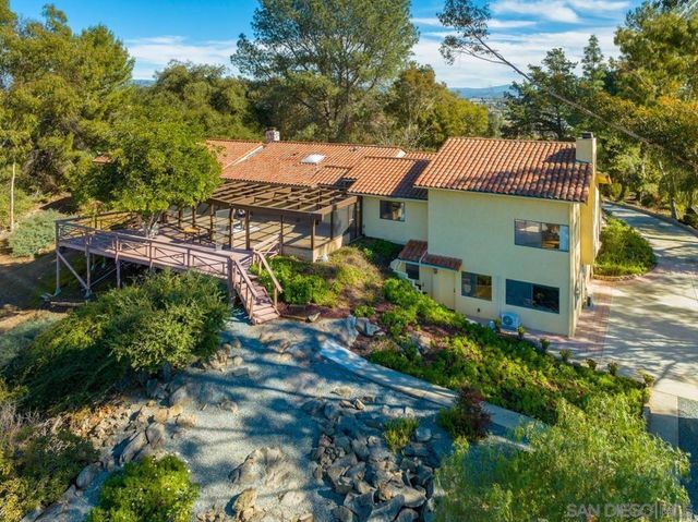 2665 Kauana Loa Dr, Escondido, CA 92029