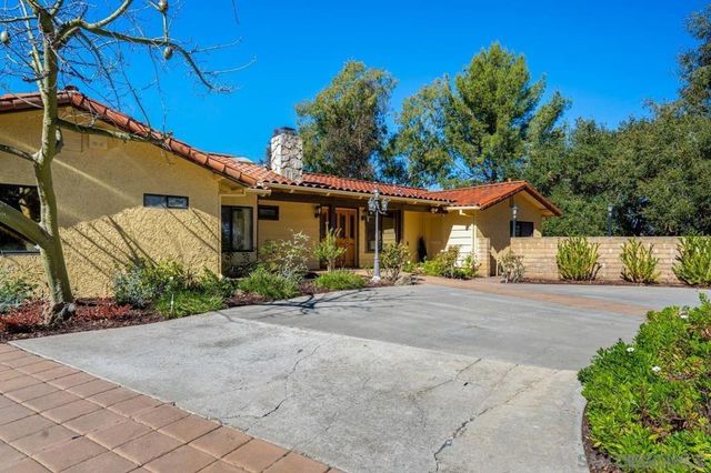 2665 Kauana Loa Dr, Escondido, CA 92029