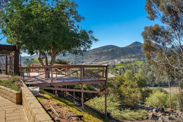 2665 Kauana Loa Dr, Escondido, CA 92029