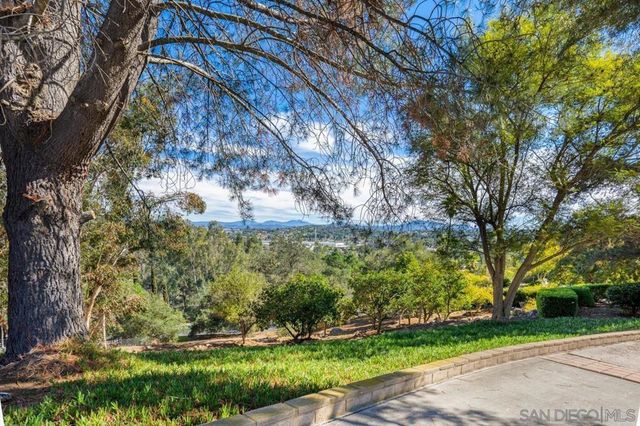 2665 Kauana Loa Dr, Escondido, CA 92029