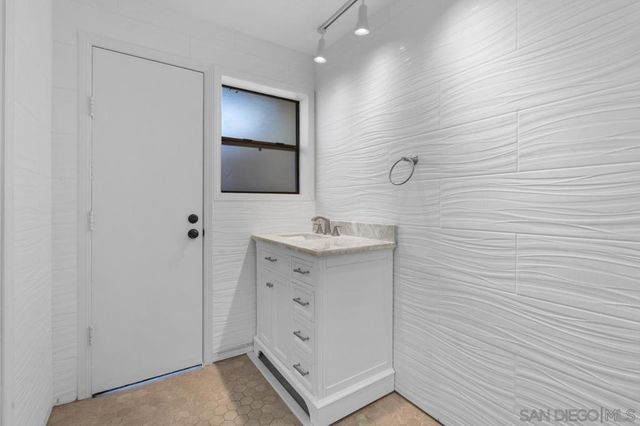 2665 Kauana Loa Dr, Escondido, CA 92029