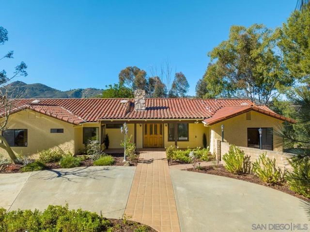 2665 Kauana Loa Dr, Escondido, CA 92029