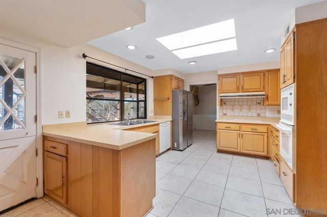 2665 Kauana Loa Dr, Escondido, CA 92029