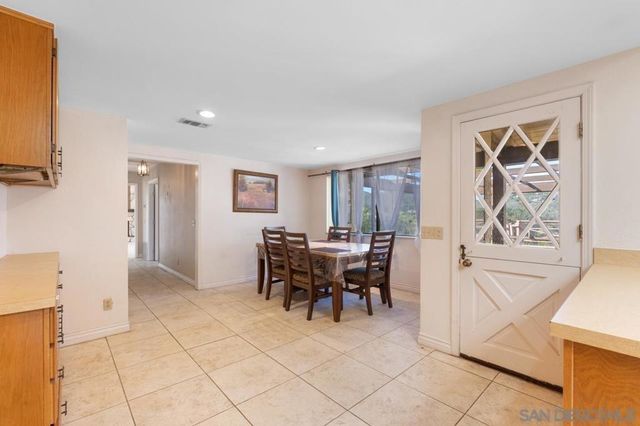 2665 Kauana Loa Dr, Escondido, CA 92029