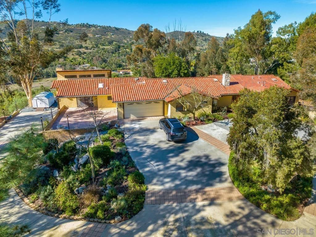 2665 Kauana Loa Dr, Escondido, CA 92029