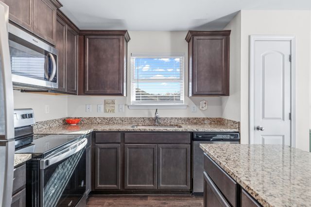 2820 Buzz St, Columbia, TN 38401