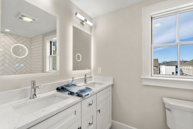 180 Adams St 5, Newton, MA 02458