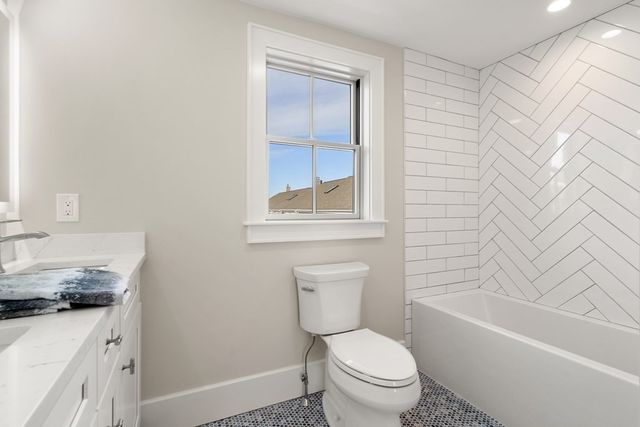 180 Adams St 5, Newton, MA 02458