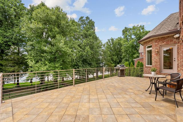 100 Lakecrest Cir, Hendersonville, TN 37075