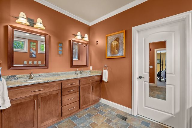 100 Lakecrest Cir, Hendersonville, TN 37075