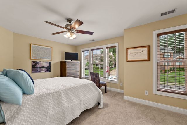 100 Lakecrest Cir, Hendersonville, TN 37075