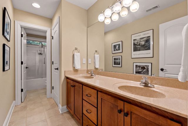 100 Lakecrest Cir, Hendersonville, TN 37075