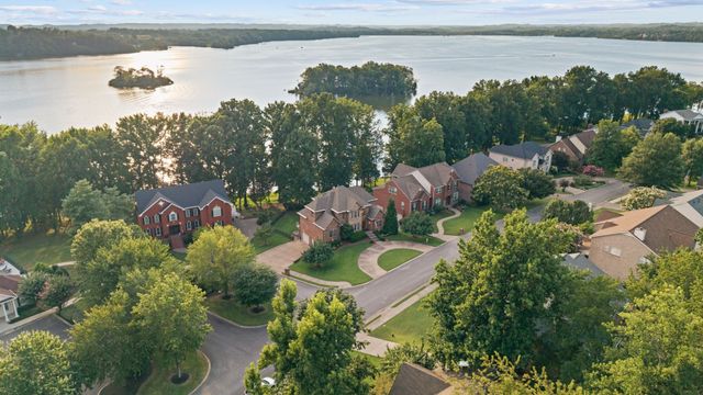 100 Lakecrest Cir, Hendersonville, TN 37075